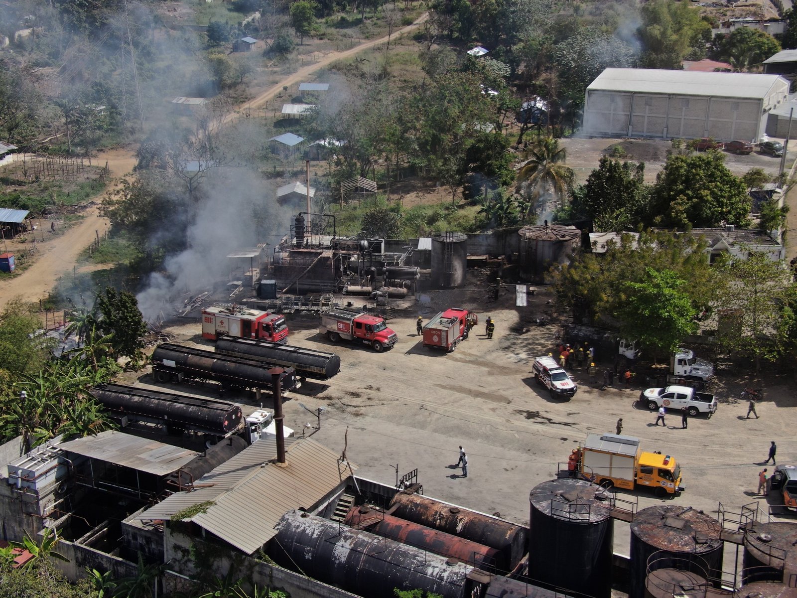 Sistema 911 informa sobre incendio de depósito de combustible en La Guayiga, Pedro Brand  