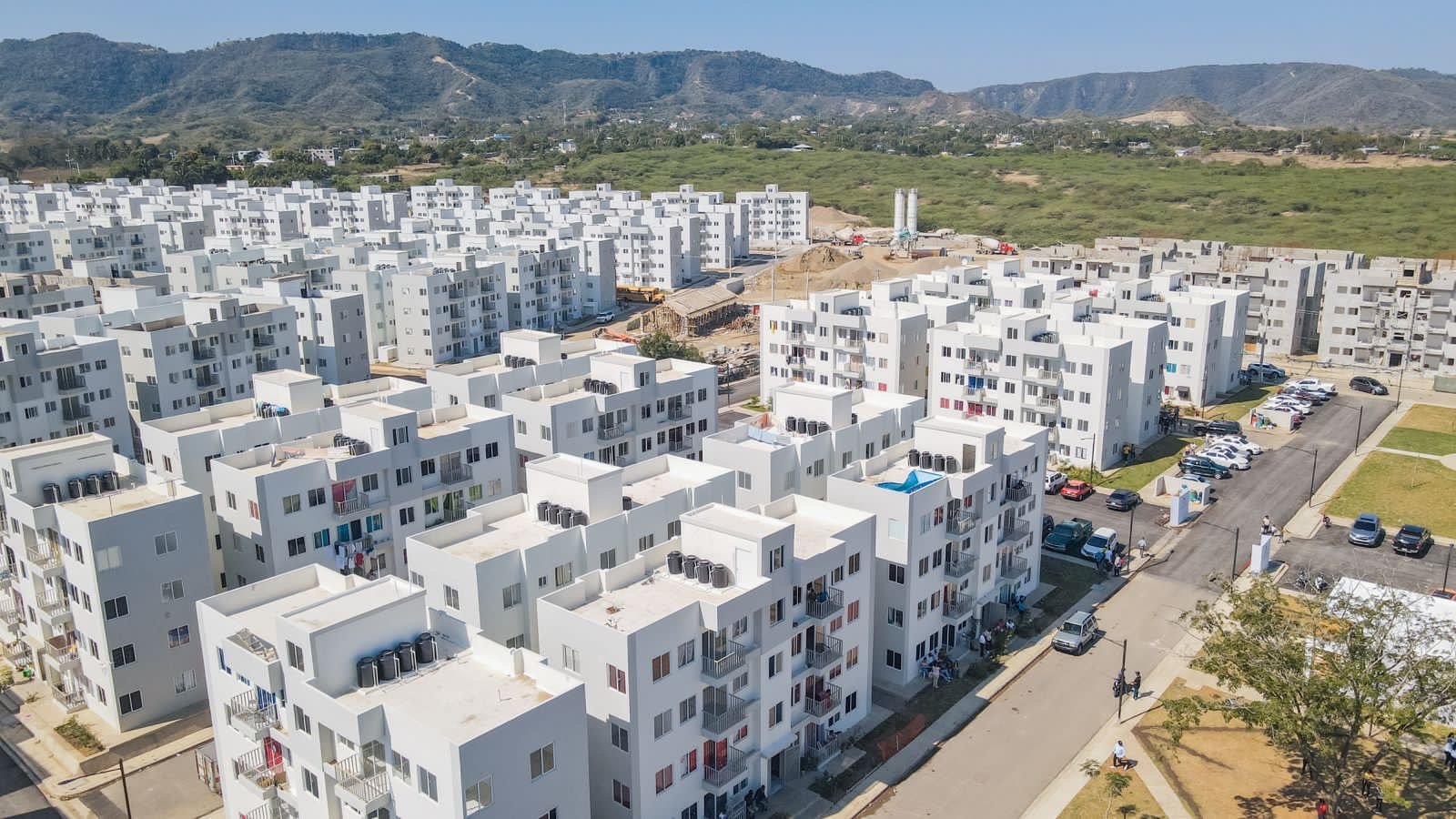 *Presidente Abinader deja inaugurado  en Santiago la carretera Navarrete-Montecristi, entrega 300 apartamentos e inicia trabajos sistema de abastecimiento de agua potable*