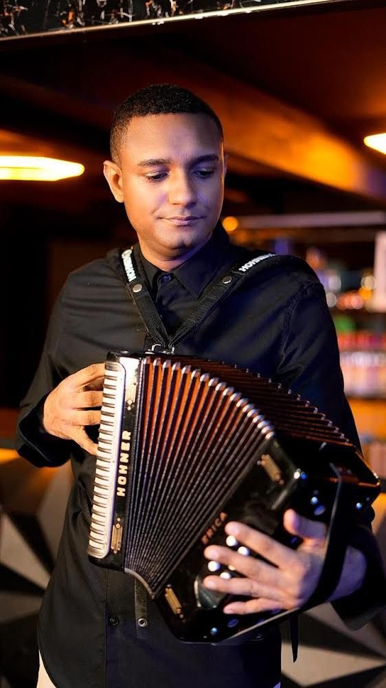 Merenguero de música típica Adid Núñez estrena nuevo tema “El Tatuaje”