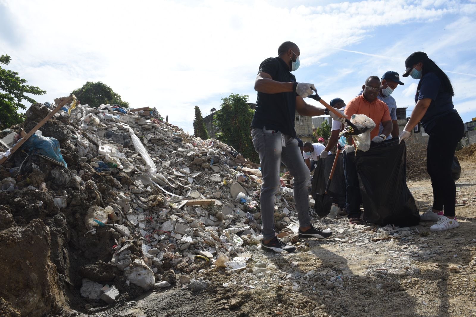 CAASD realiza jornada de limpieza en cañada La 800ta de Los Ríos, DN