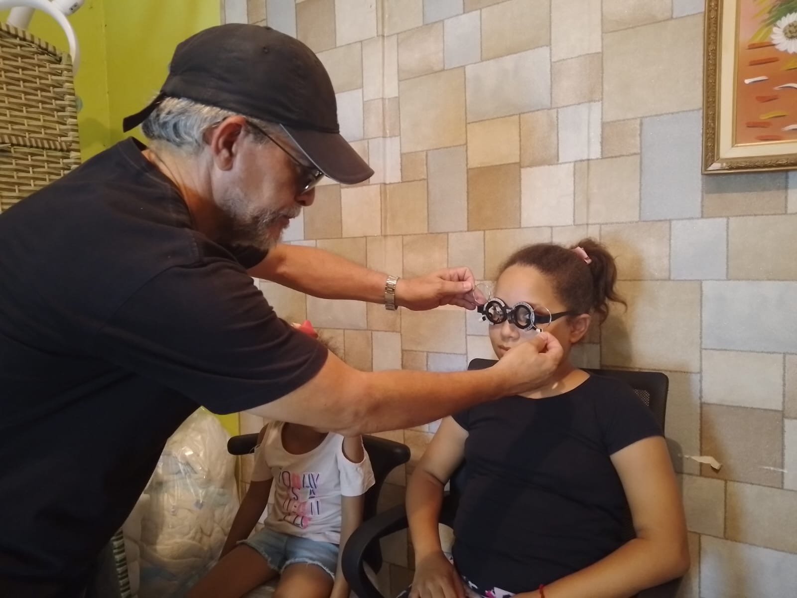 Denfi y Unión llevan jornada oftalmológica a niños de escasos recursos