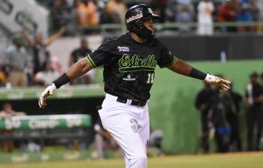 Escogido firma al jardinero Sócrates Brito y al lanzador Phillips Valdez