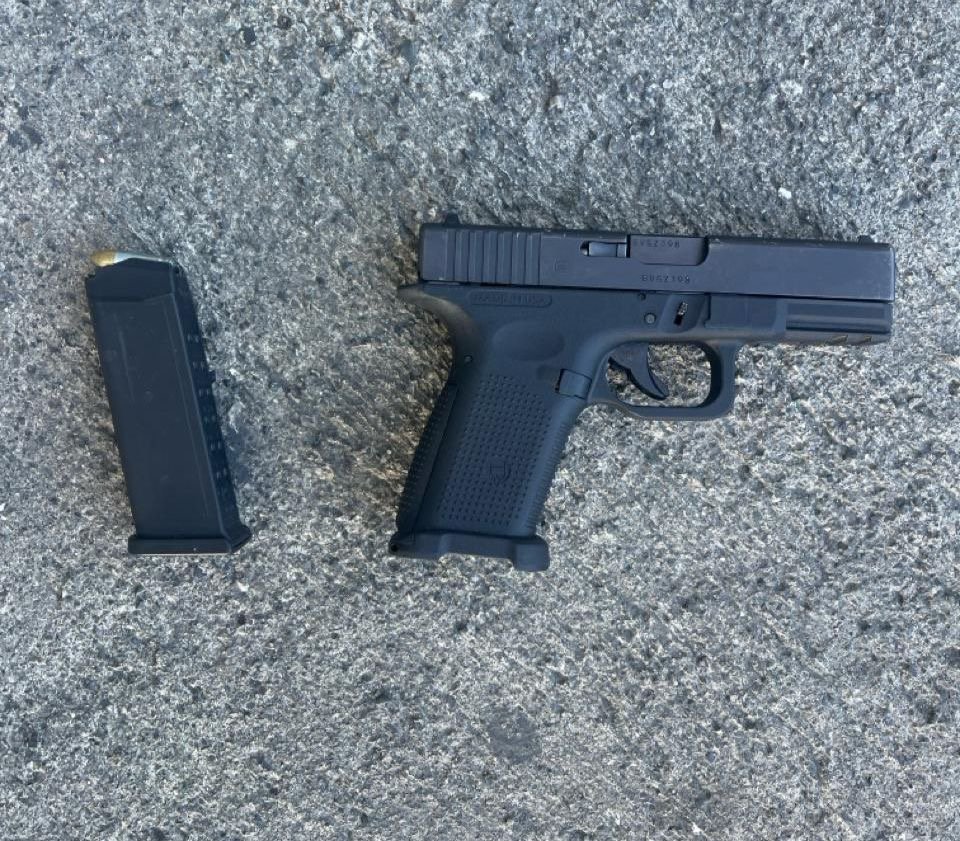 Enfrentó a los agentes policiales con una pistola Glock