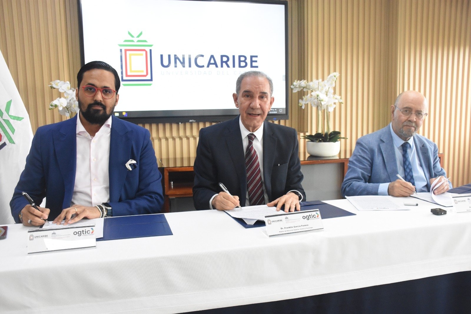 MESCyT, OGTIC y UNICARIBE desarrollarán programas para capacitar a servidores públicos en Inteligencia Artificial  