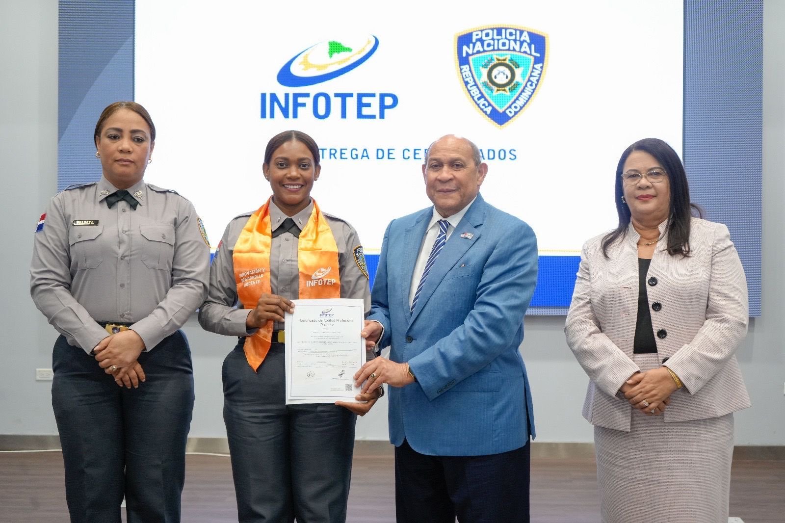INFOTEP e IPES certifican oficiales PN en lenguaje de señas Facilitador de Procesos de Enseñanza