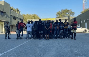 Apresan hombre en San Juan transportando a 19 haitianos ilegales en una yipeta