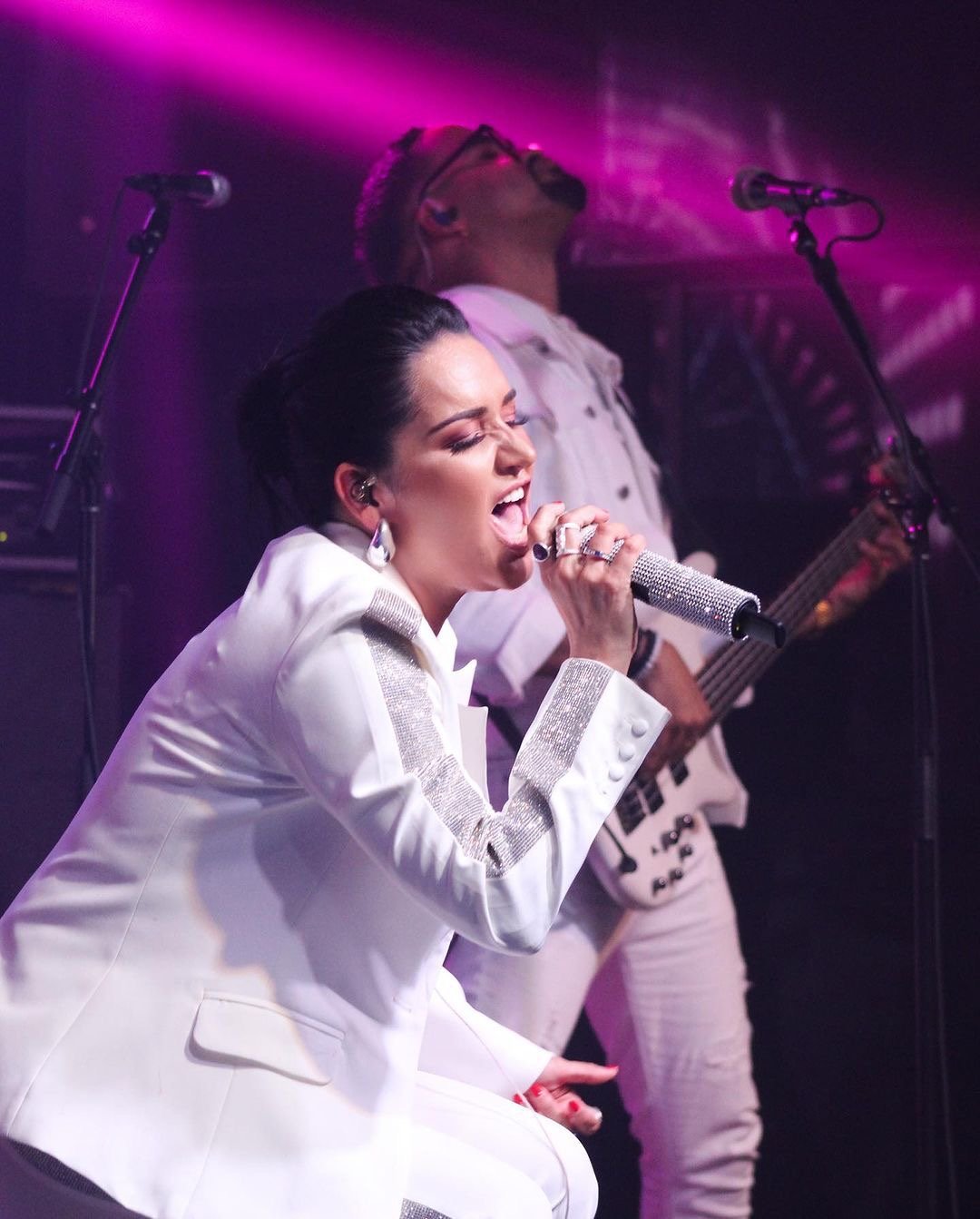 Tueska deslumbra con su voz en concierto en vivo en HRCSD