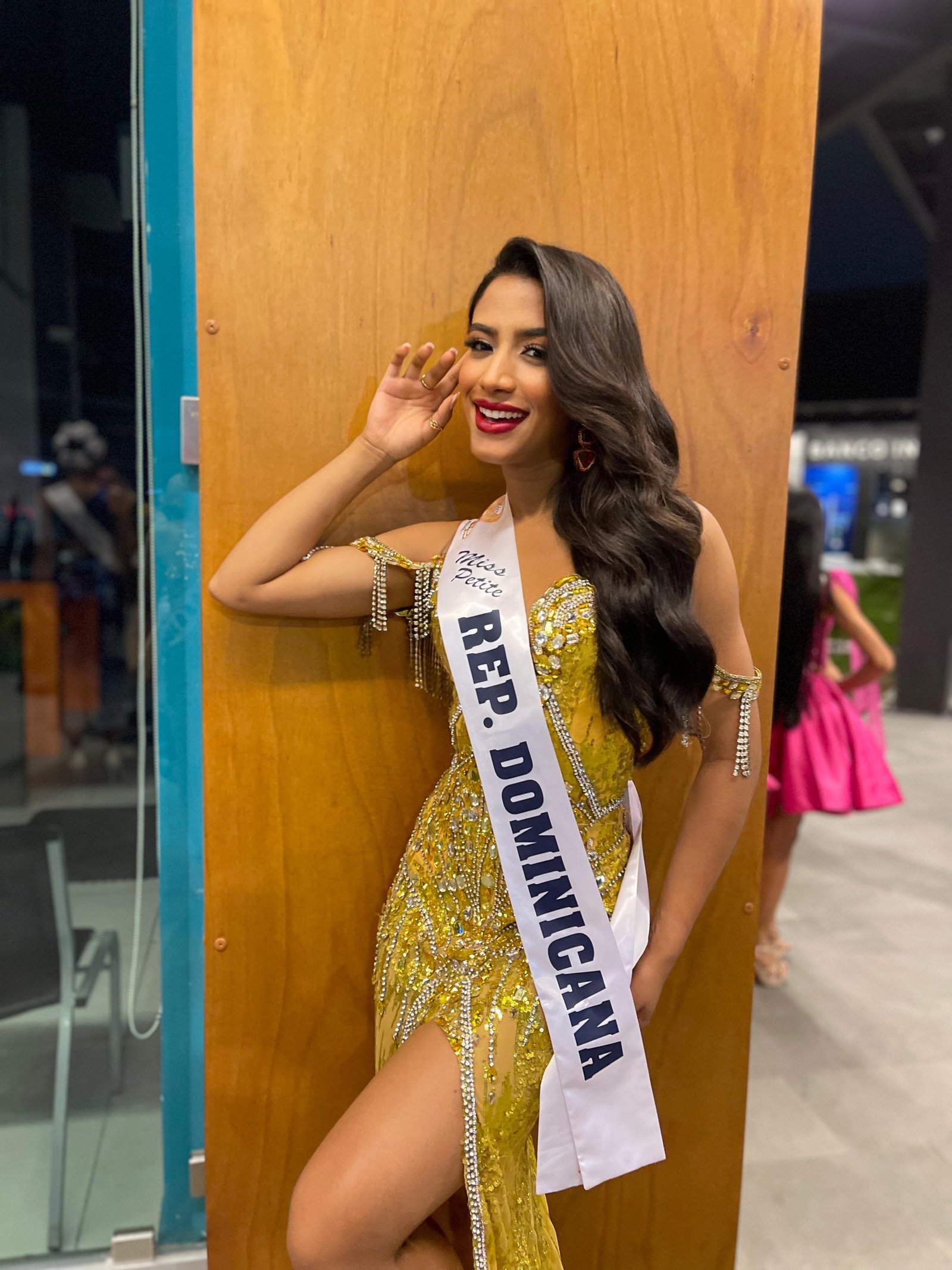Dominicana Emely Bierys gana como Virreina Miss Petite MesoAmerica 2024 en El Salvador