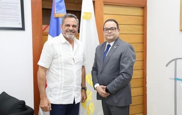 Comisionado de Béisbol y gerente de Edeeste     tratan temas de servicios eléctricos en academias