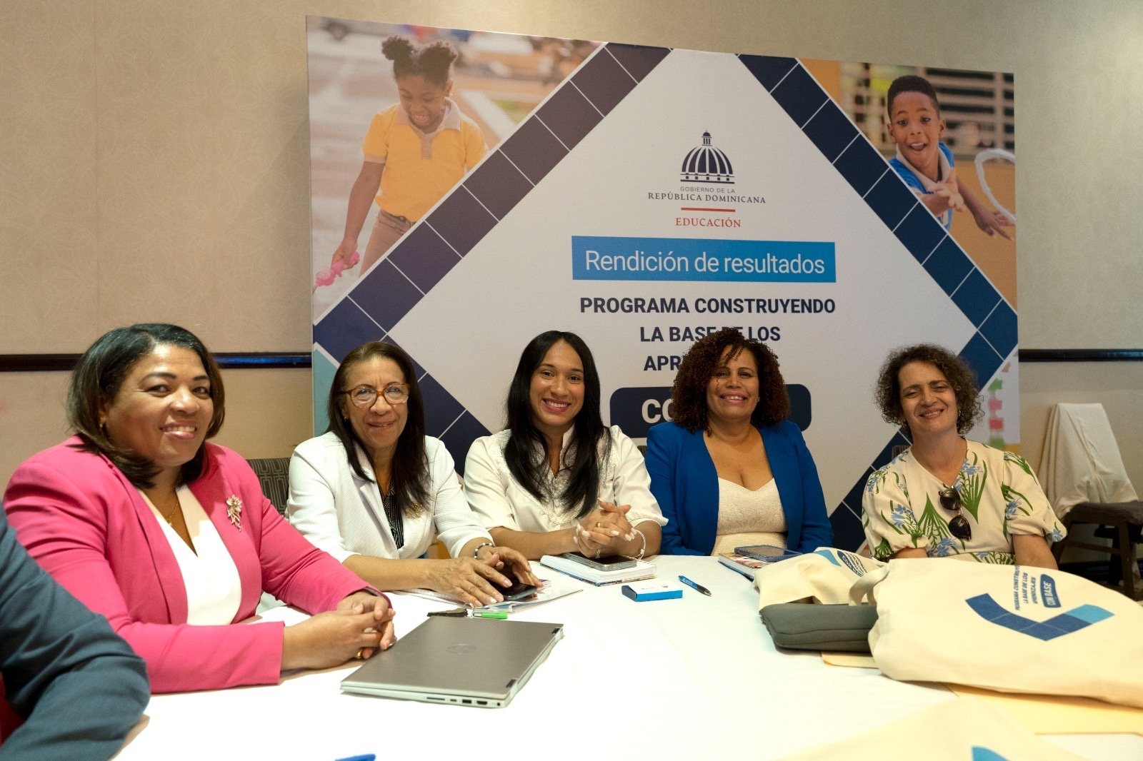 Directores regionales presentan rendición de resultados del programa CON BASE