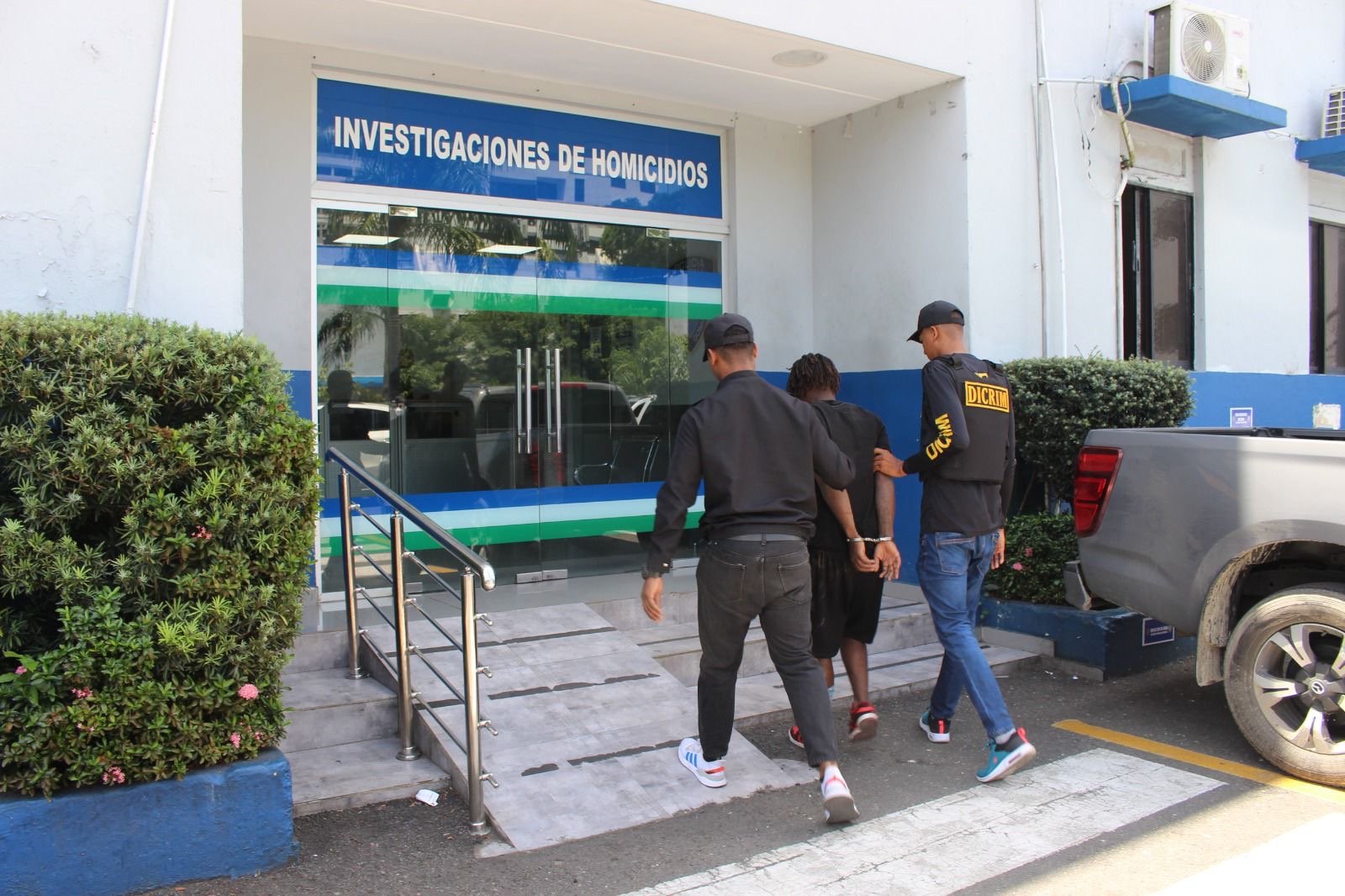 Ante persecución policial decide entregarse prófugo por muerte de hombre en Boca Chica       