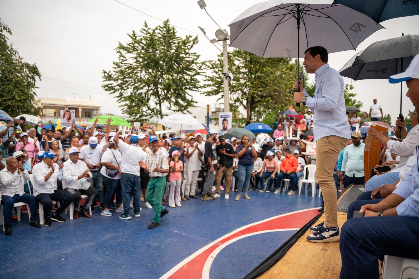 Roberto Ángel recorre San Cristóbal en apoyo a Gustavo Lara y reelección de Abinader