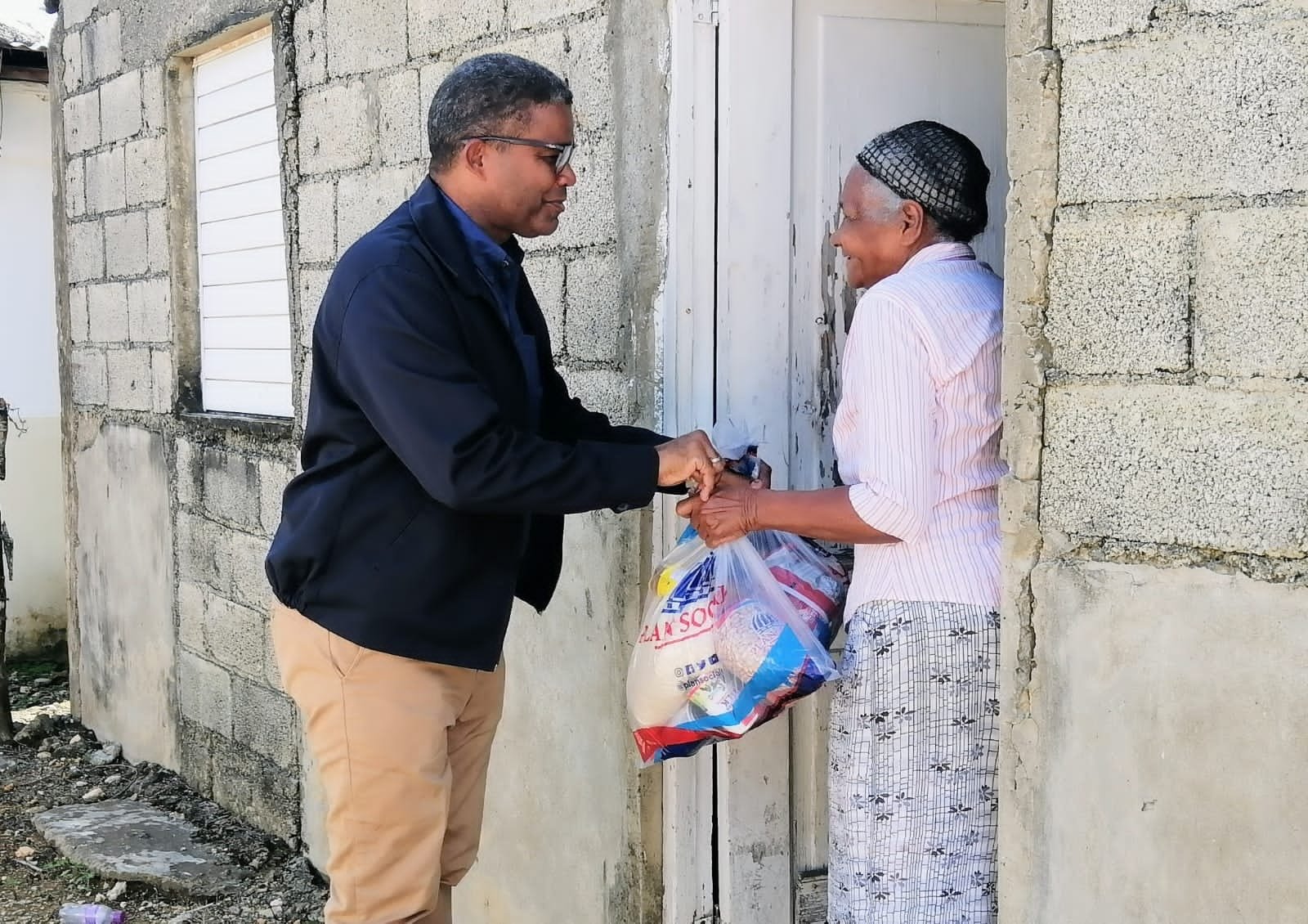 Gobierno va en auxilio de residentes del Bajo Yuna, tras inundaciones provocados por vaguada