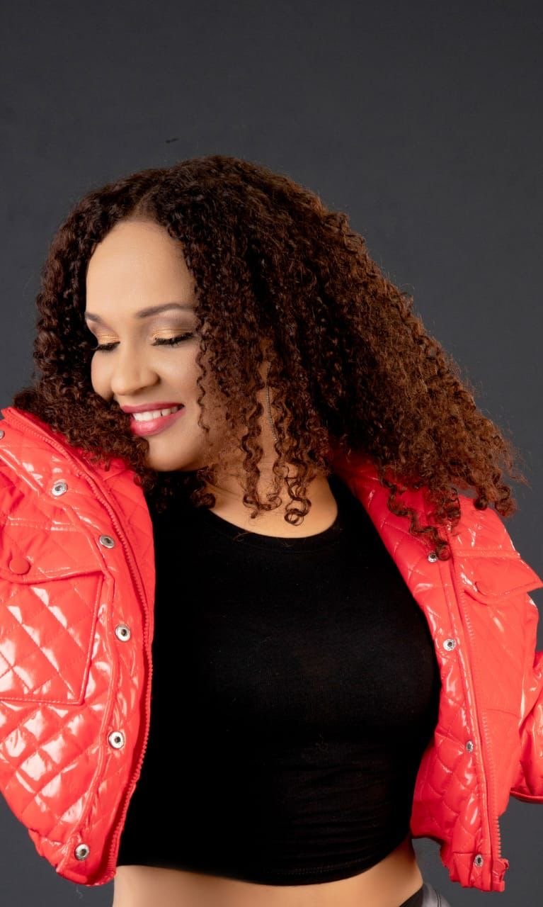 Yasmina Ponce “La Reina de la Bachata” se mantiene trabajando constantemente en su proyecto. 