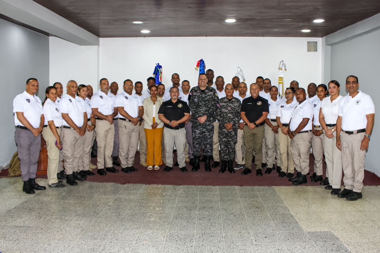 Policías culminan con éxito curso para optimizar entrenamiento en abordaje del ciudadano