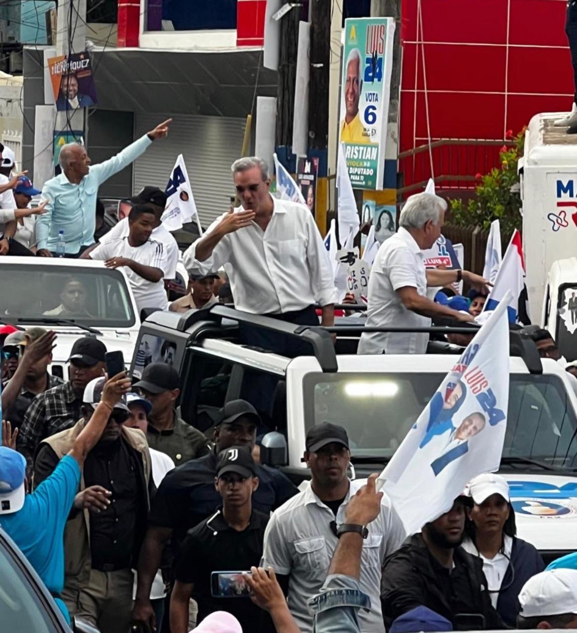 Luis Abinader recorre SDE en multitudinaria marcha caravana; coordinación de campaña del municipio dice va rumbo al 70%