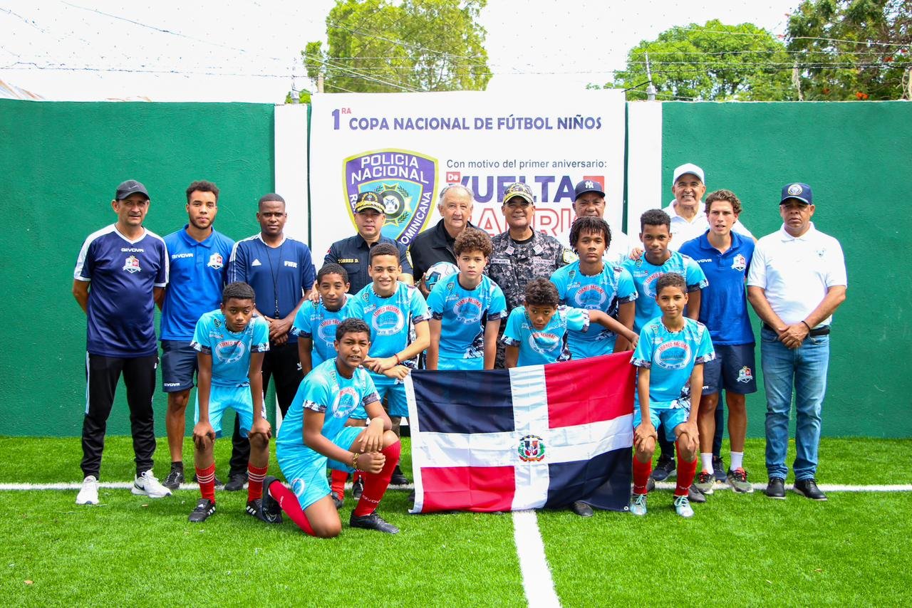 Policía inaugura 1ra Copa Nacional de Fútbol Niños en la cancha del nuevo proyecto Domingo Savio en el sector Los Guandules D.N.