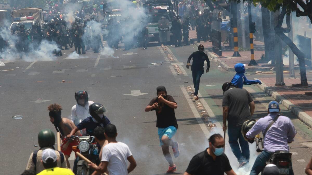 Huelga en el Naranjo San Luis por terminación de calles y puentes de la zona 