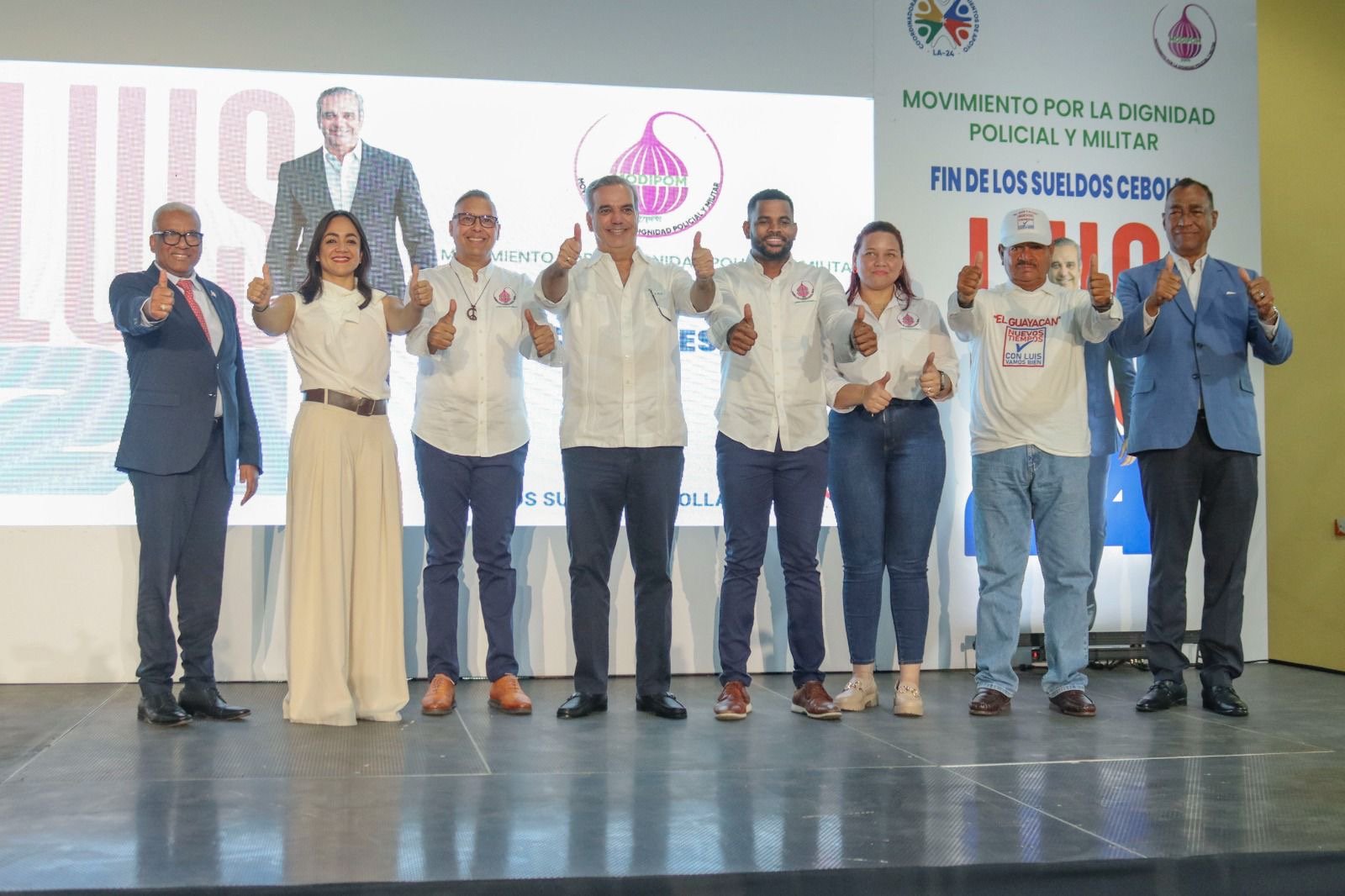Abinader recibe reconocimiento por dignificar policías y militares 