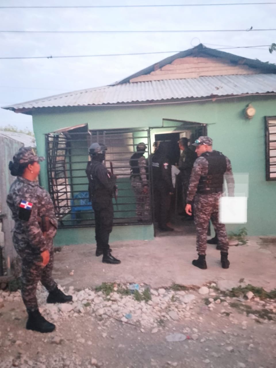Policía Nacional apresa en flagrante delito a un hombre mientras agredia físicamente a su pareja en la provincia Bahoruco