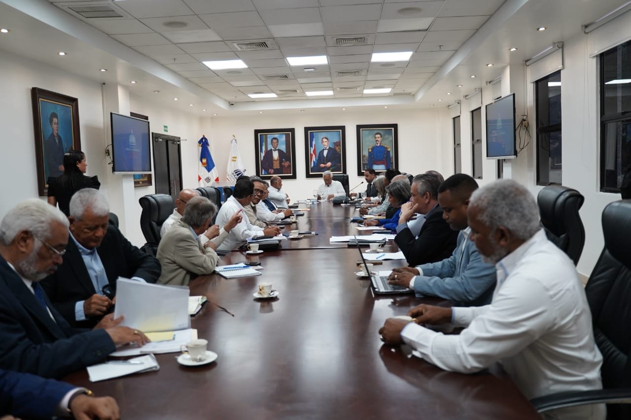 Presidente Abinader eleva a un 10 % el aumento salarial de los maestros