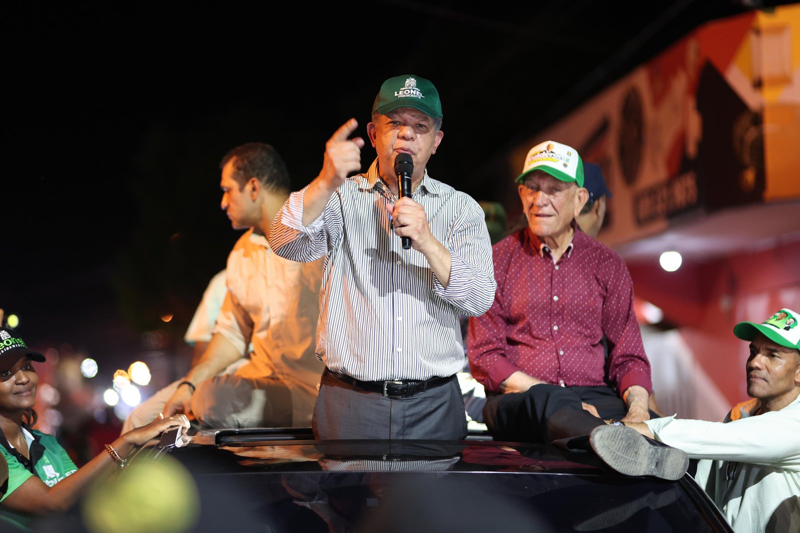 Leonel deplora presencia de barcazas en Playa Los Negros de Azua
