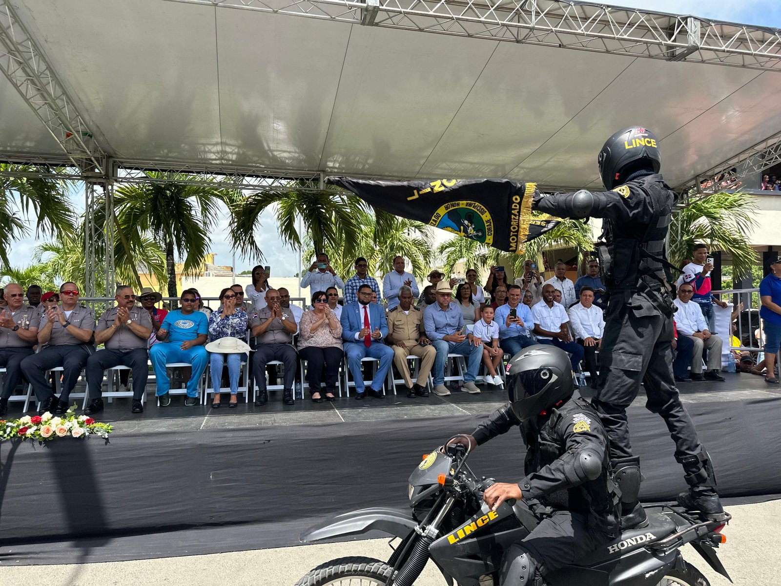 Agentes policiales exhiben sus habilidades durante desfile Cívico-Militar y Juvenil durante Fiestas Patronales de El Seibo