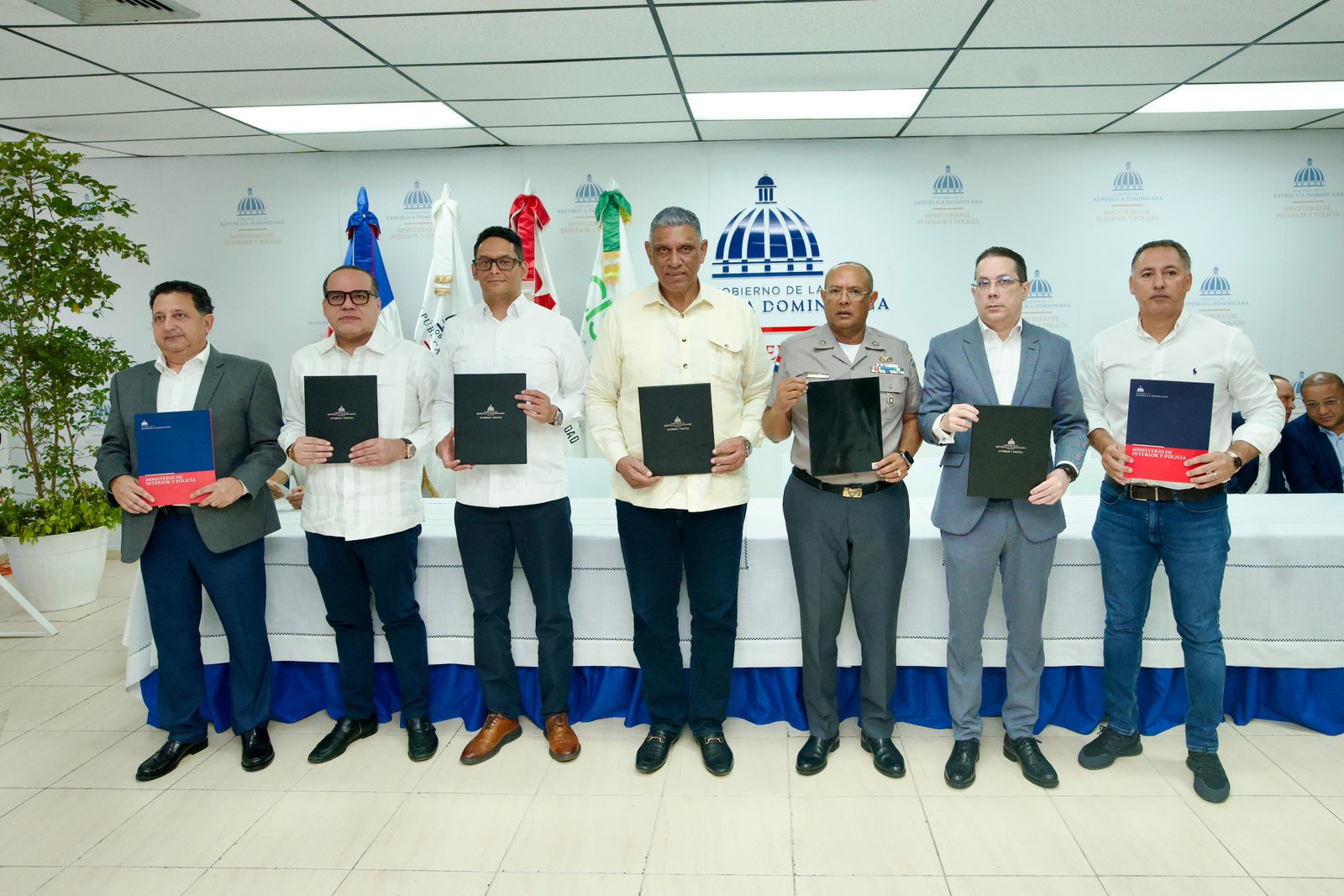 Director general PN participa en firma de convenio mediante el cual se agregarán cámaras del sector privado al sistema del 911