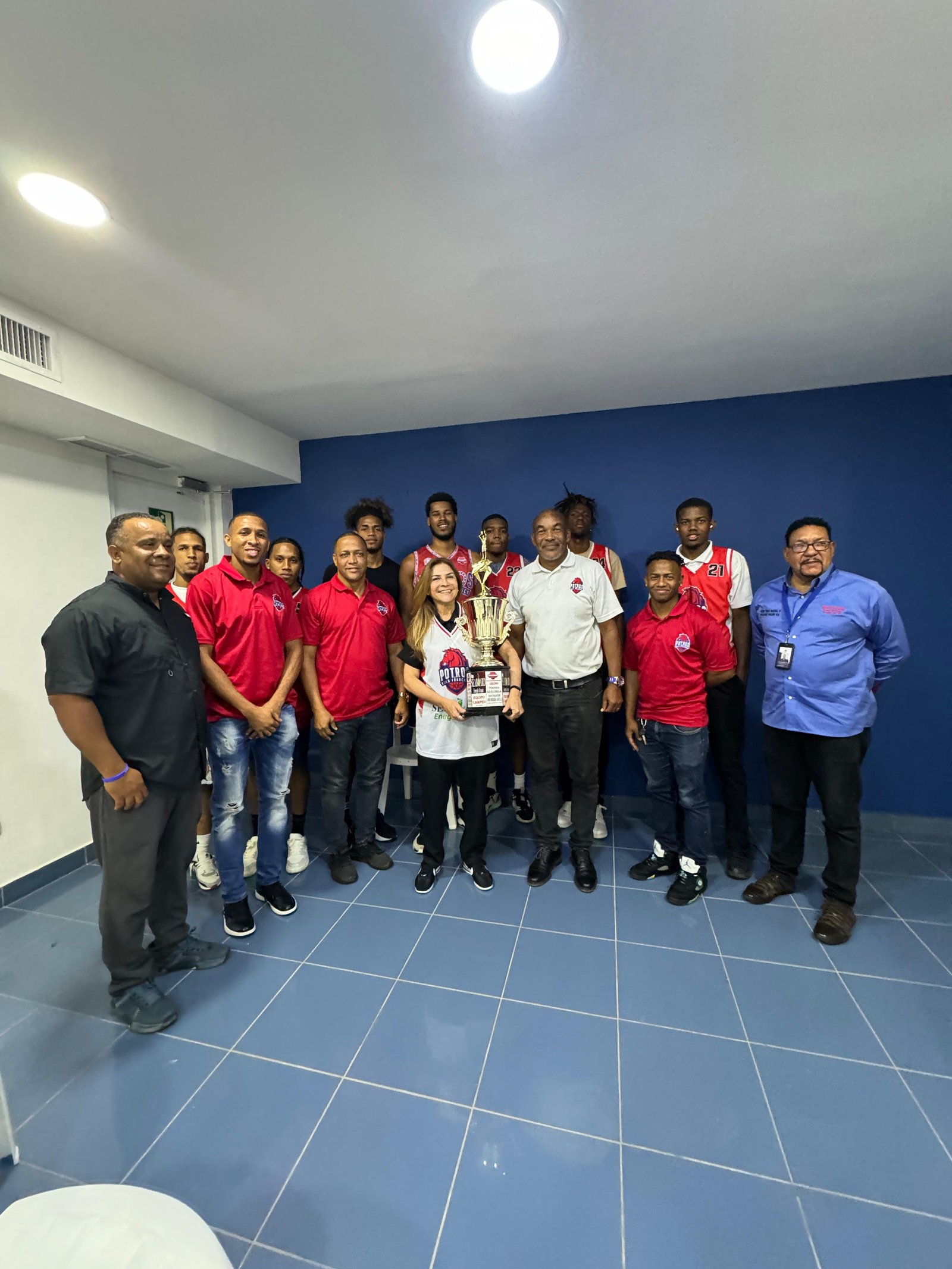 Club de Villa Francisca entrega trofeo de campeonato a Carolina Mejía 