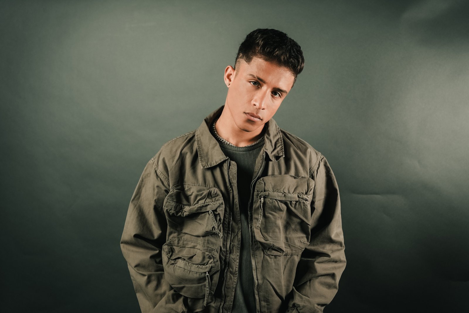 Aron Luix se inspira en sus raíces dominicanas para lanzar su bachata “Hipnotizado”