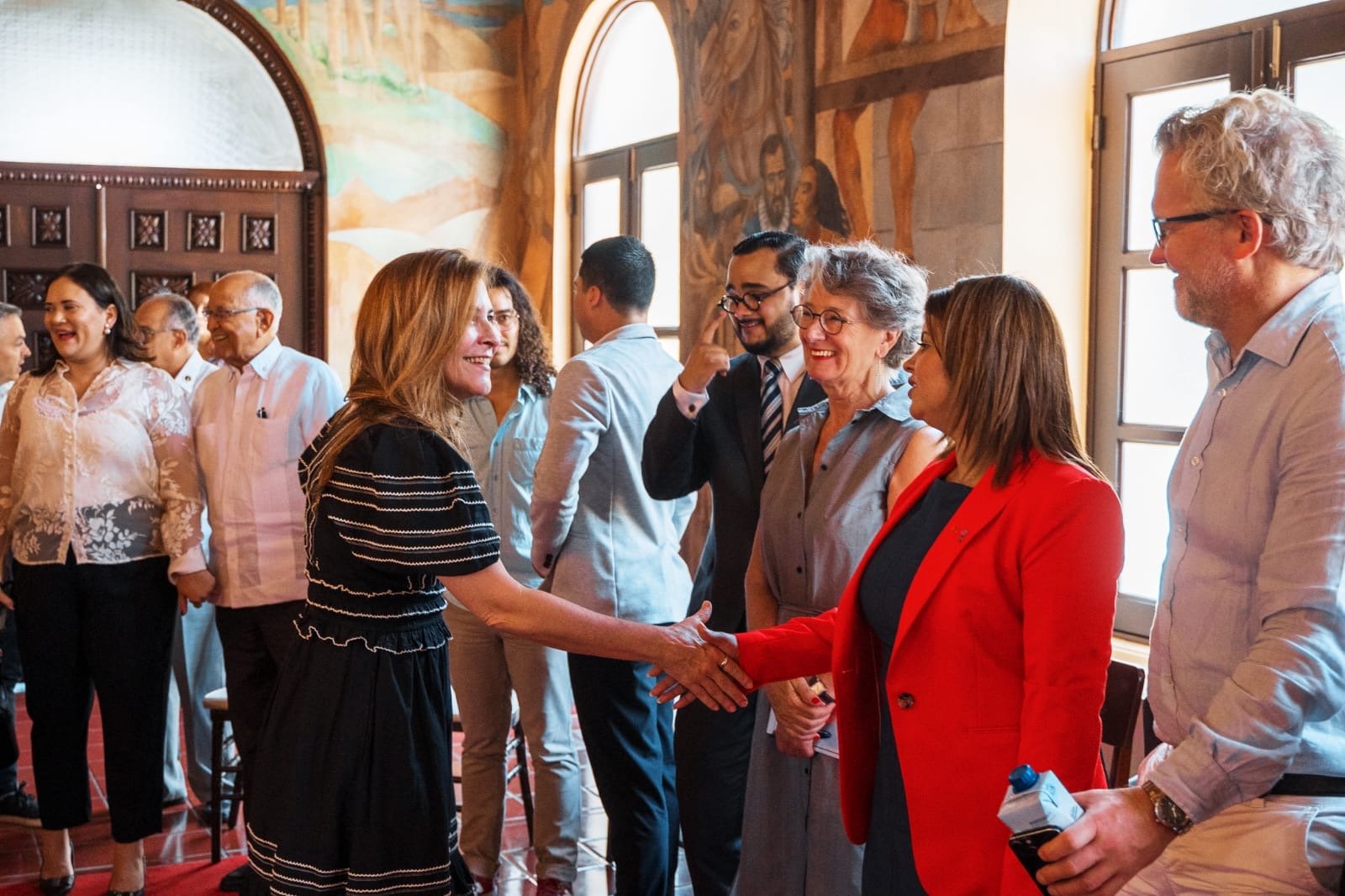 Alcaldesa Carolina Mejía recibe a  expresidentes de América Latina y África como observadores en las elecciones