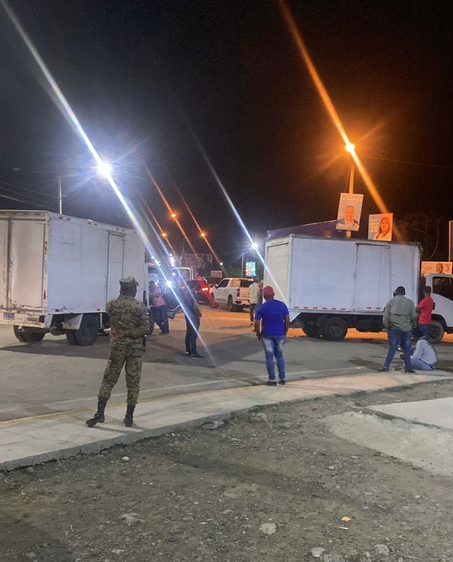Detención de Camiones Repartiendo Productos en San Juan de la Maguana