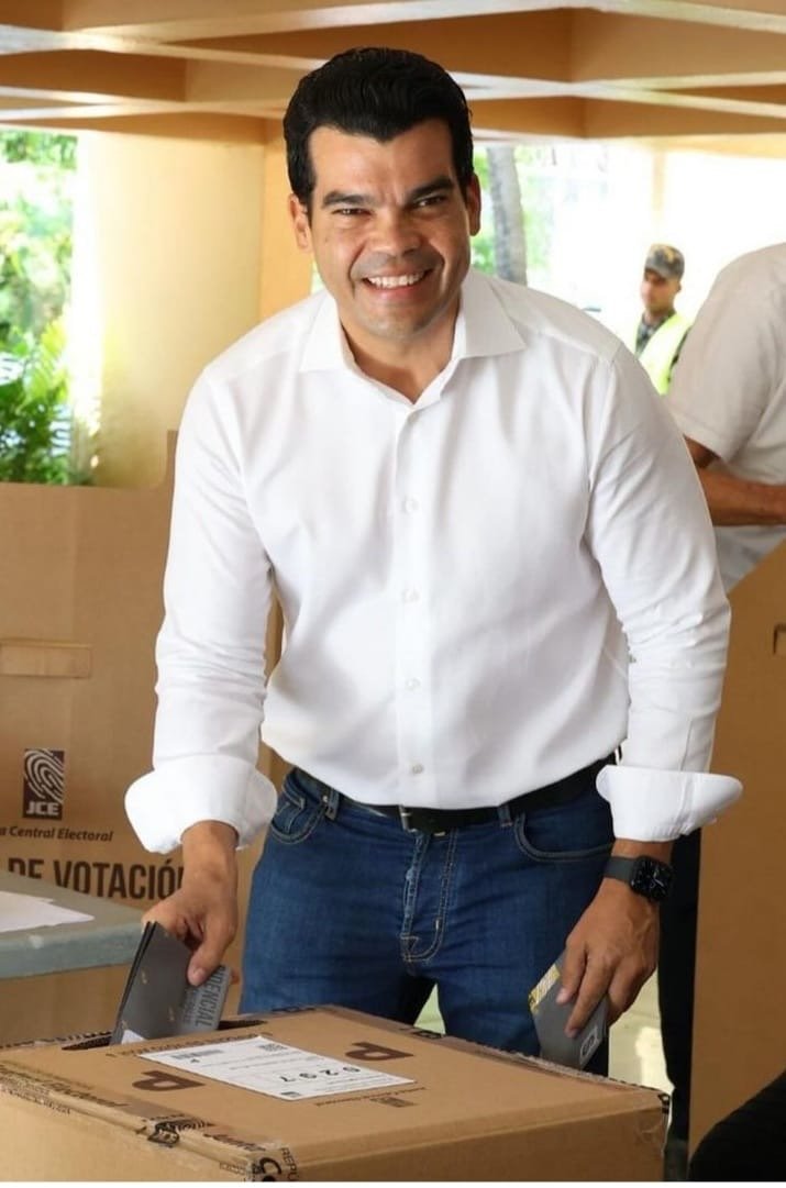 Wellington Arnaud ejerce su derecho al voto; valora civismo de la población