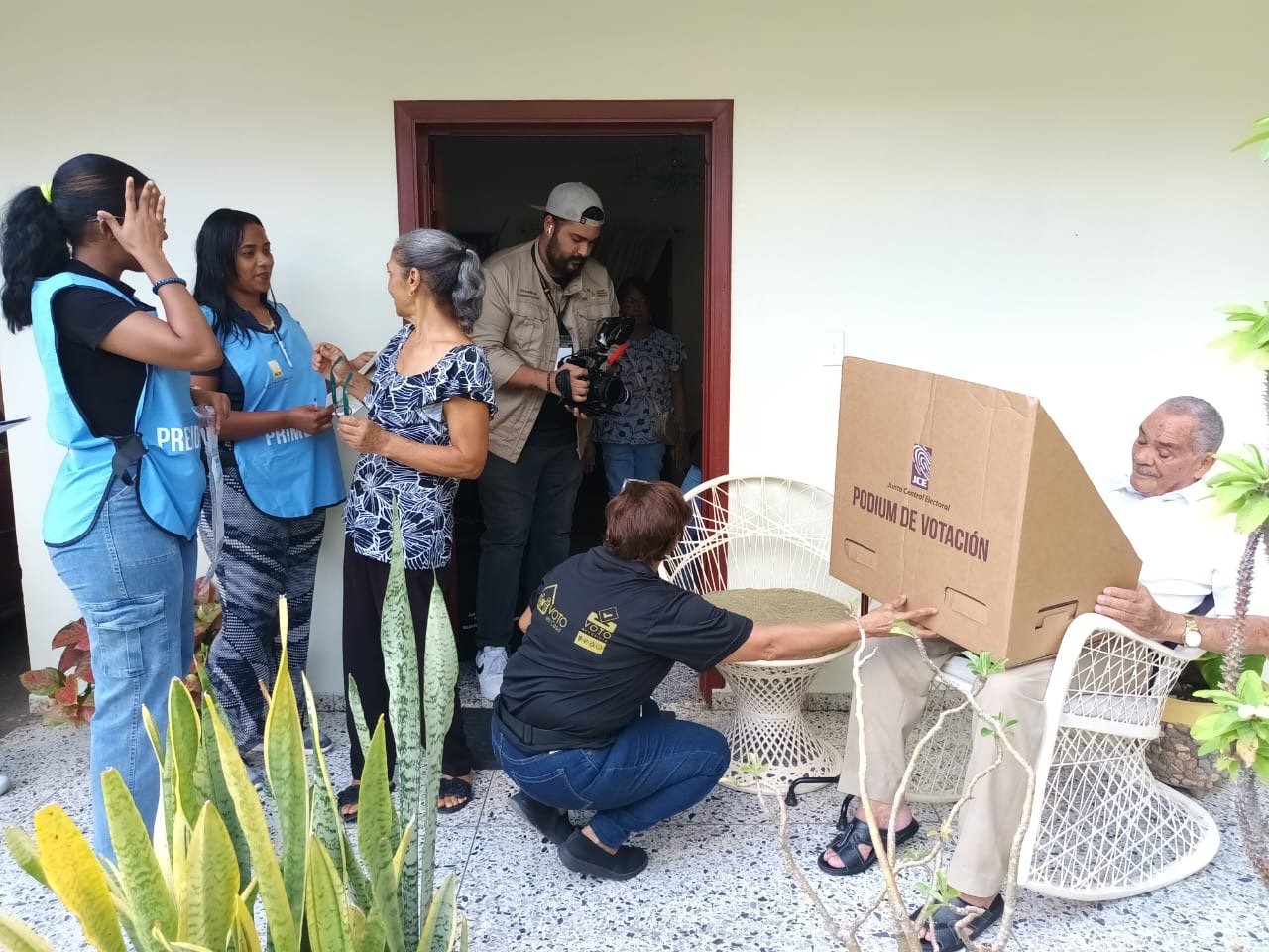 JCE implementa el “Voto en Casa”; 98 personas se inscribieron para votar desde sus hogares en estas elecciones presidenciales y congresuales 