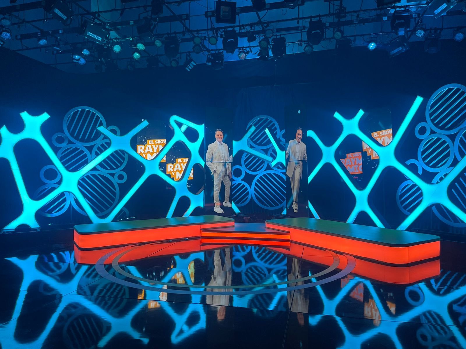 EL SHOW DE RAYMOND Y MIGUEL SIGUEN LIDERANDO LOS FINES DE SEMANA; LLEGA CON NUEVA ESCENOGRAFÍA