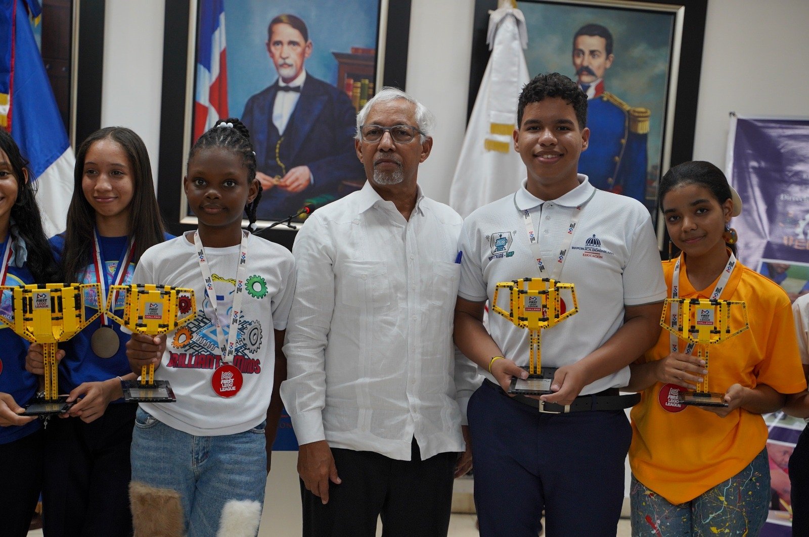 Minerd reconoce a estudiantes ganadores de competencia  de robótica First Lego League 2024