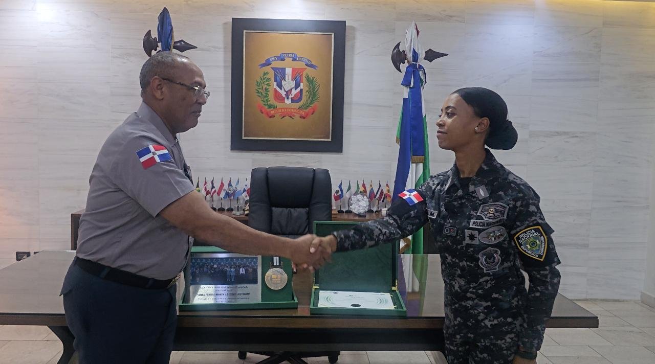 Director general PN recibe a la teniente Yanna Familia, primera mujer de la institución en capacitarse en Dubai, Emiratos Árabes