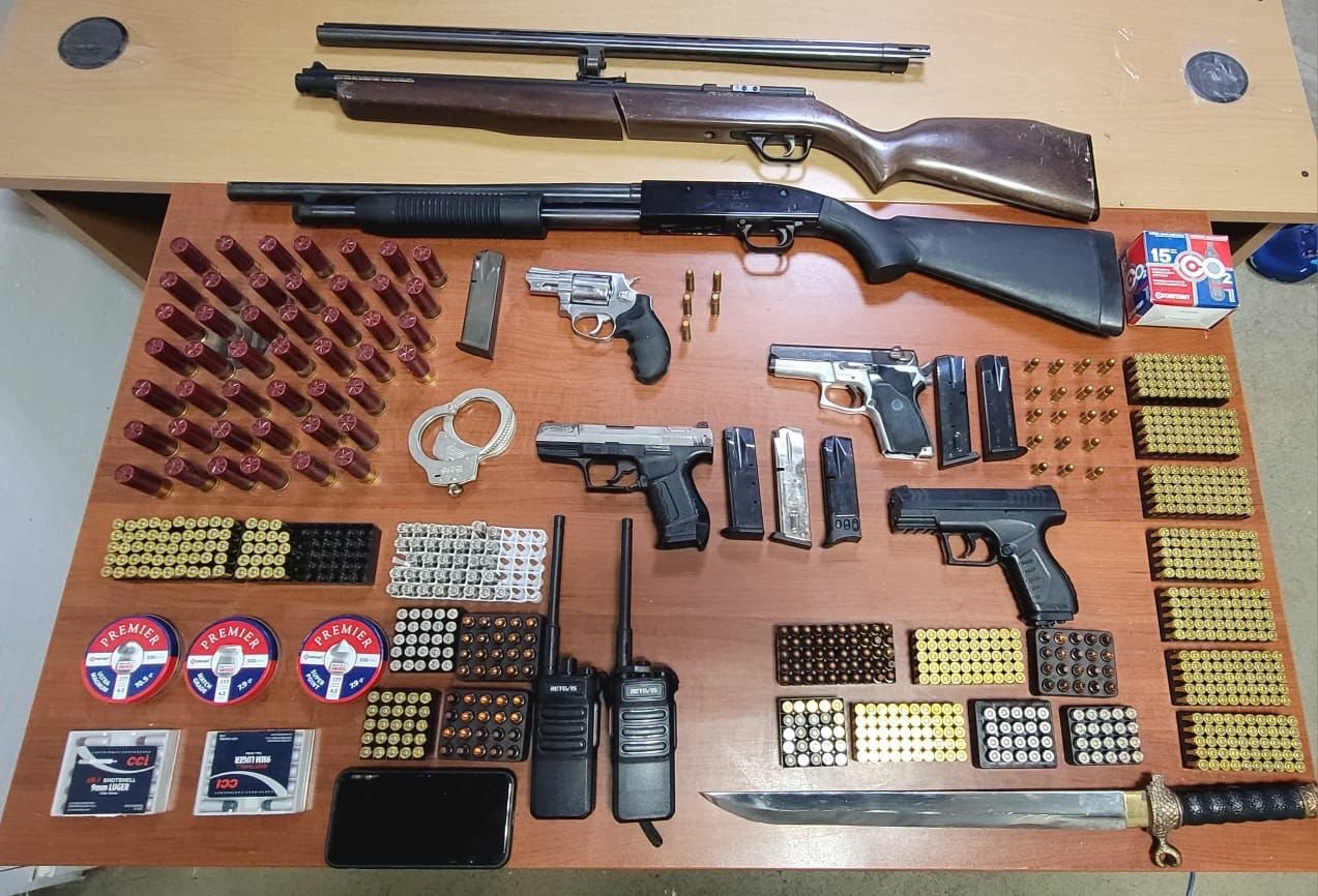 Policía Nacional y Ministerio Público confiscan armas de fuego ilegales, rifle, decenas de municiones entre otros objetos relacionados