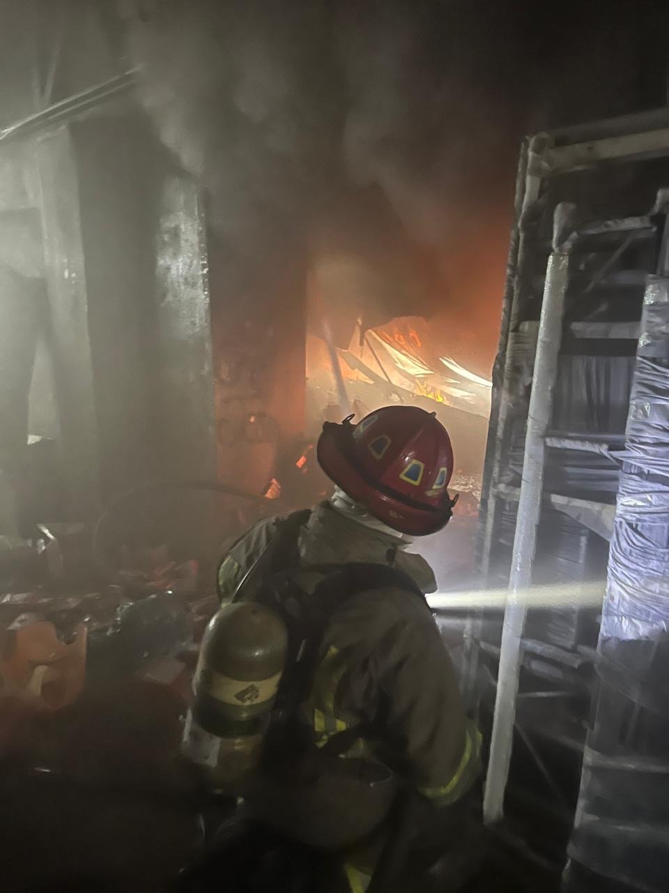 Sistema 911 coordina asistencia en incendio de tienda ubicada en Mejoramiento Social, Distrito Nacional