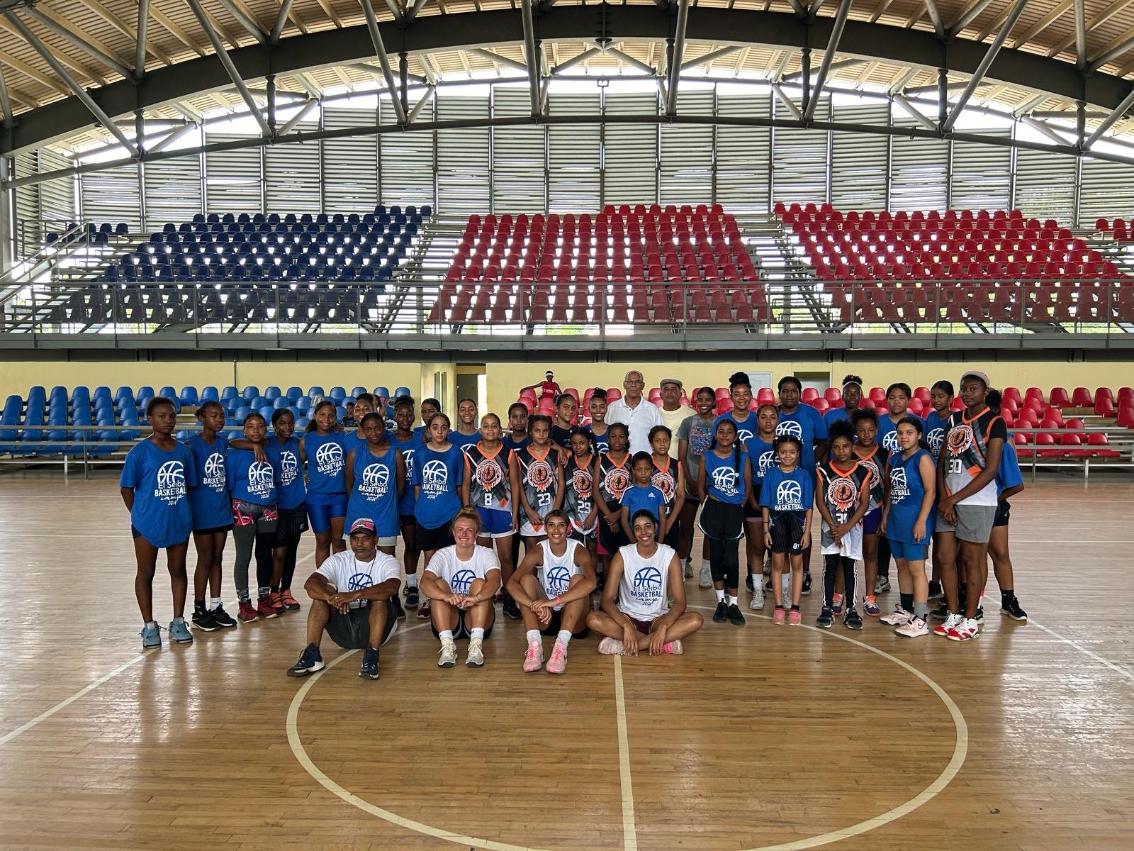 Tres jugadoras del basket universitario estadounidense realizan en El Seibo el primer Campamento de Baloncesto Femenino