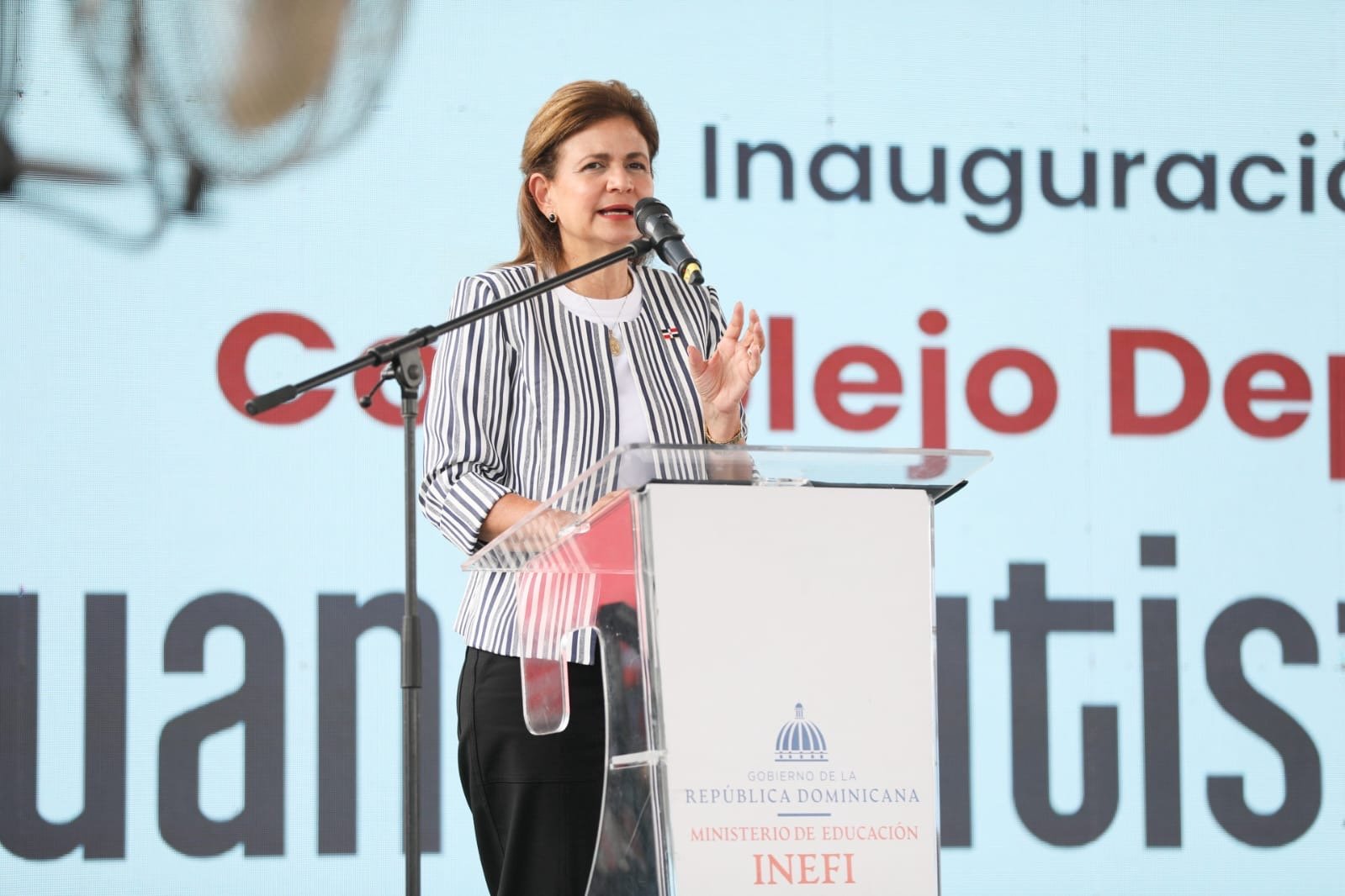 Vicepresidenta Raquel Peña inaugura complejo deportivo en Los Mina remozado por el INEFI