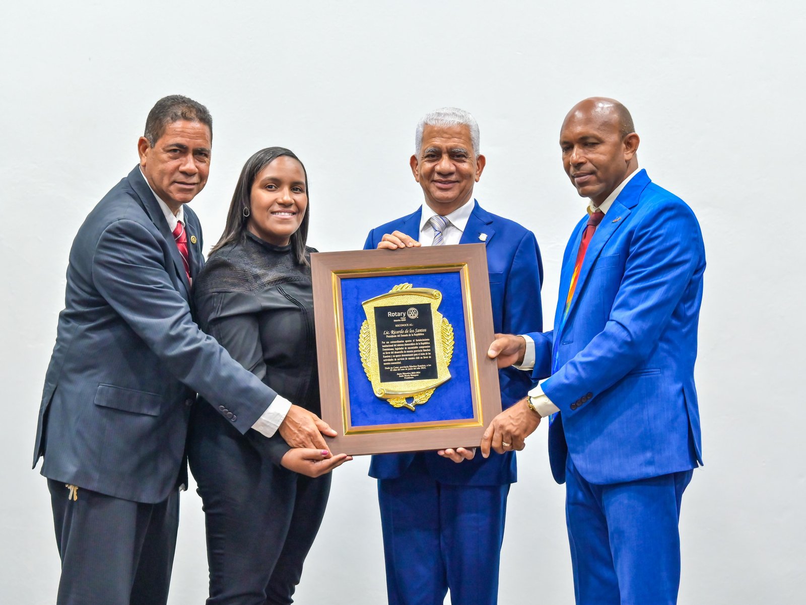 Presidente del Senado, Ricardo de los Santos recibe reconocimiento del Club Rotario de Cotuí  