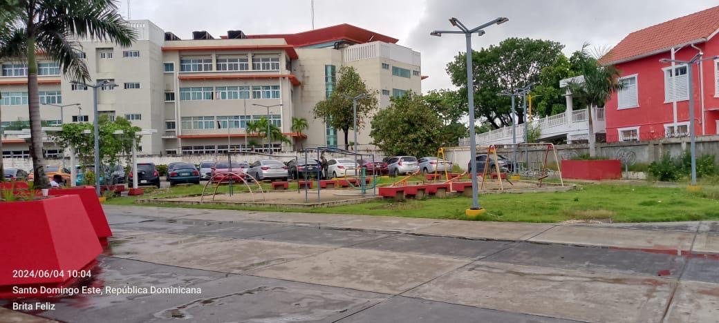 Brilla el deterioro en área infantil de la parada del Metro Concepción Bona