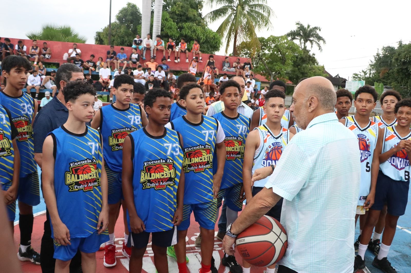 Más de 240 jóvenes de 20 clubes de Baloncesto se disputan la copa U15 en La Vega