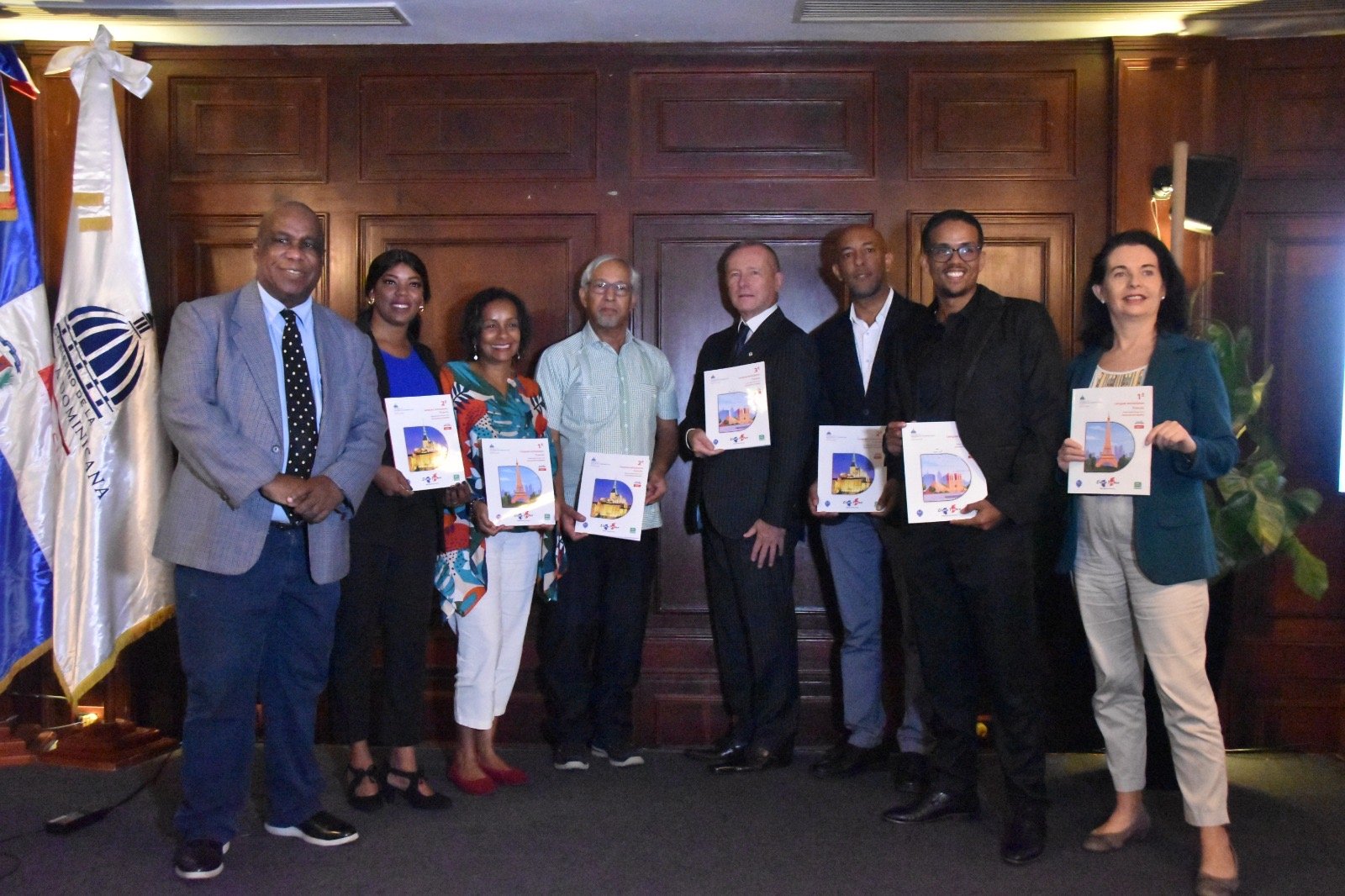 Minerd presenta seis manuales escolares para el aprendizaje del idioma francés