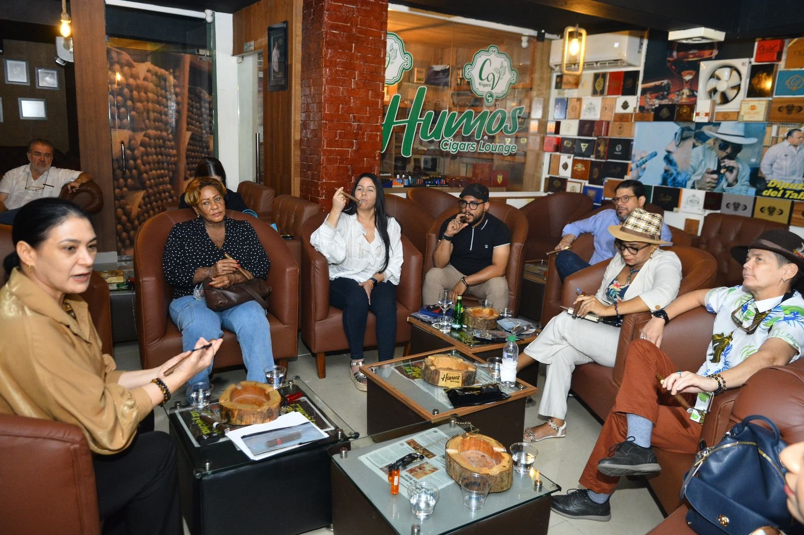 Humos Cigar Lounge ofrece taller sobre cultura cigarros 