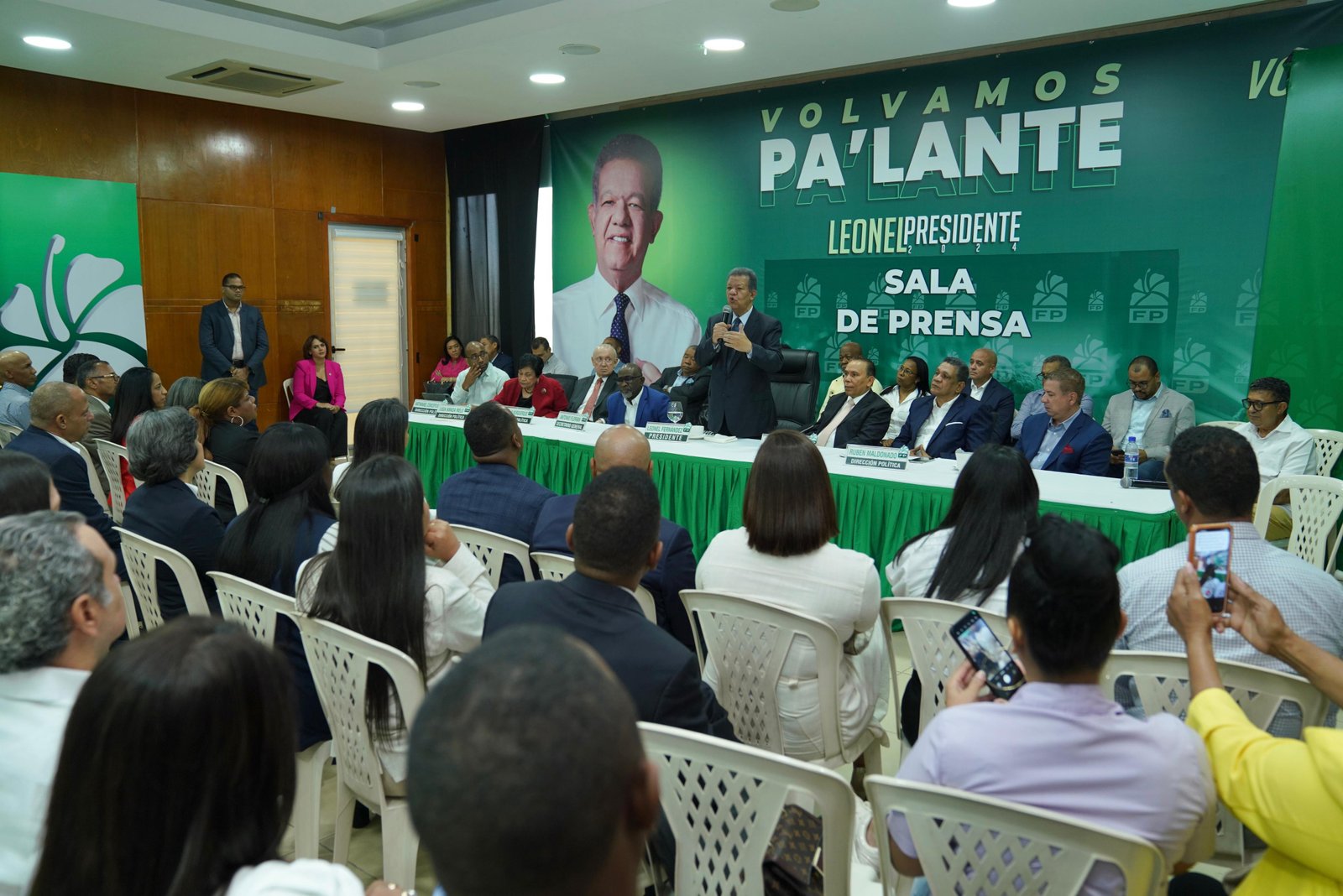Leonel se reúne con candidatos a senadores y diputados de la FP en el pasado proceso electoral 