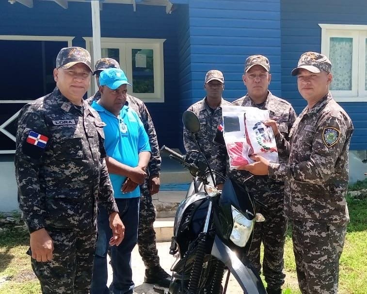 Policía Nacional refuerza la seguridad en la isla Saona con nueva motocicleta y banderas