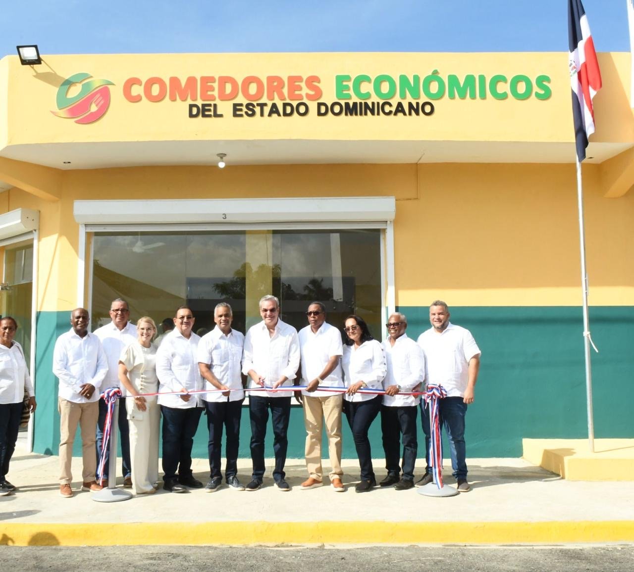 Presidente de la República Luis Abinader Coronaencabeza junto al director de Comedores Económicos del Estado la inauguración de un moderno comedor en Sabana de la Mar