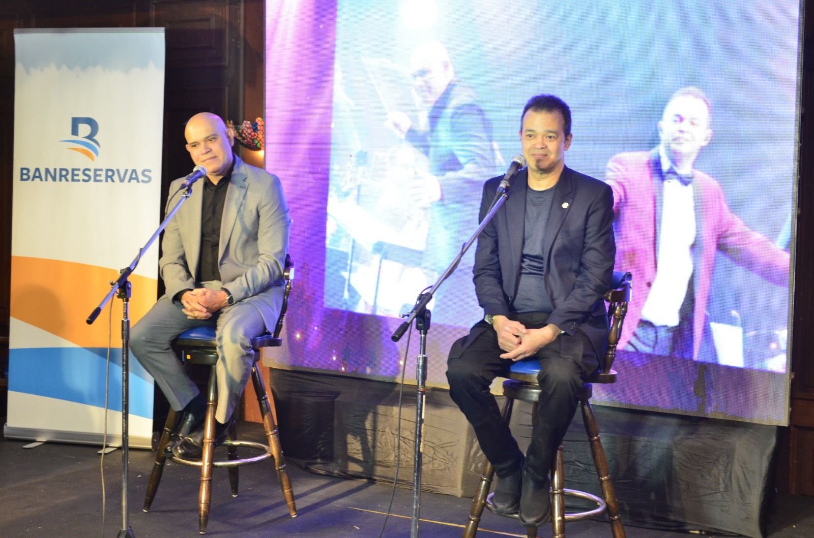 Alex Bueno celebra en Santiago 40 años en el arte con concierto sinfónico 